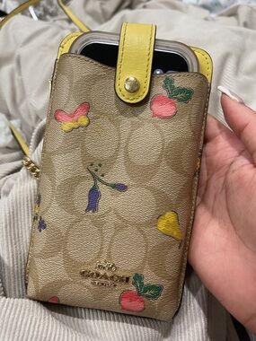 ❌SOLD❌
Coach Signature Canvas Crossbody Phone Pouch with Pockets